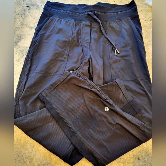 lululemon athletica Pants - Lululemon🍋 "Dance Studio Cropped Pants" Size 6-"21